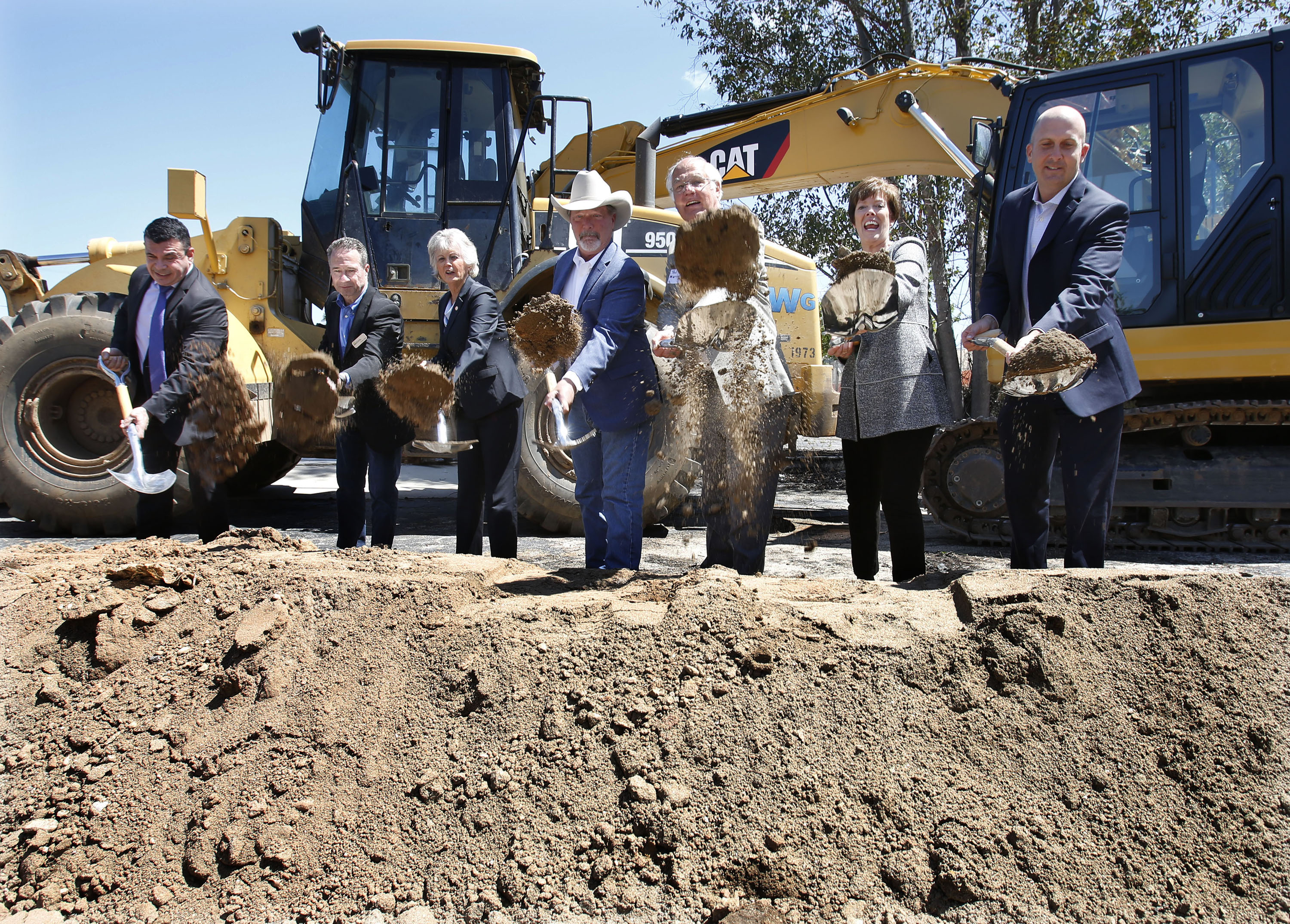 Villa de Vida breaking ground with shovels